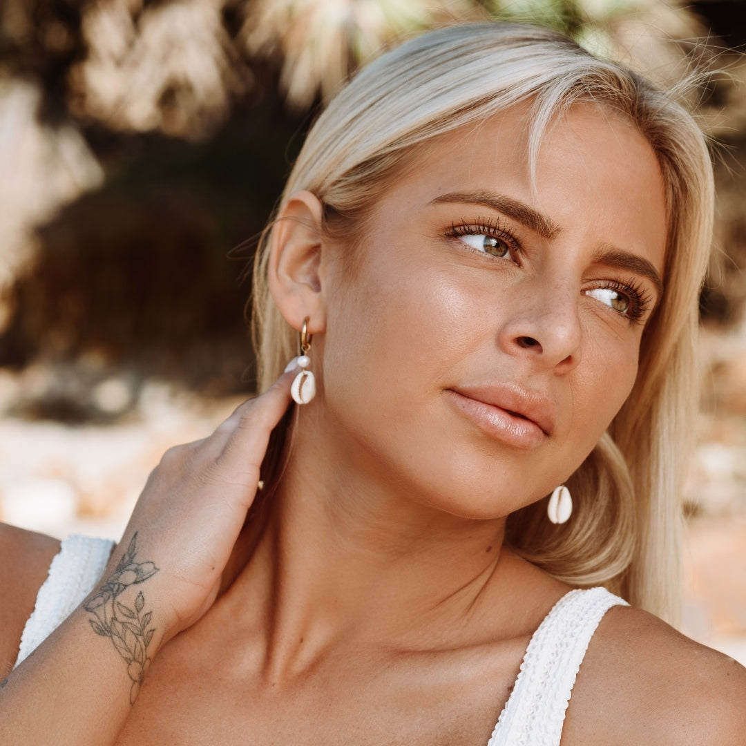 Damen Creolen Gold Cowrie Muschel Süßwasserperle wasserdicht hypoallergen