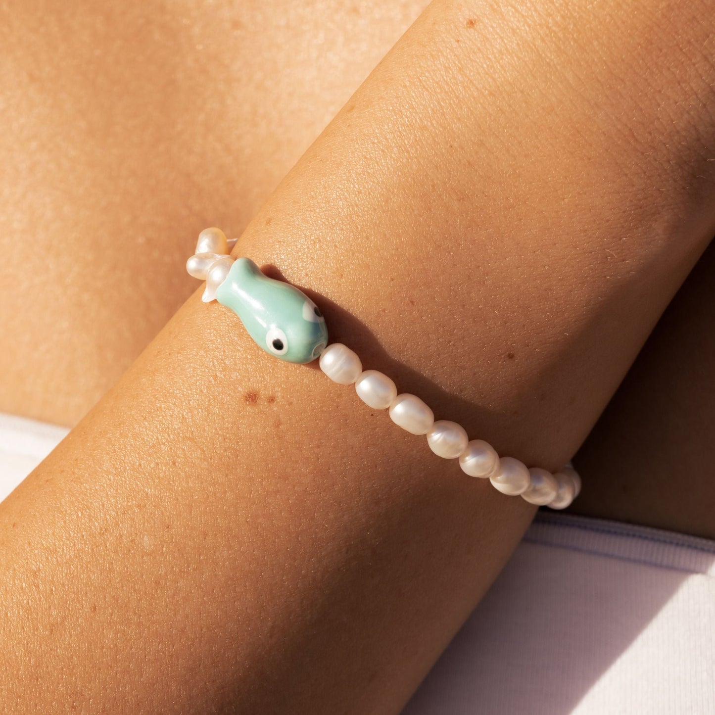 Damen Armband Gold mit Fischanhänger und Süßwasserperlen verstellbar wasserfest hypoallergen
