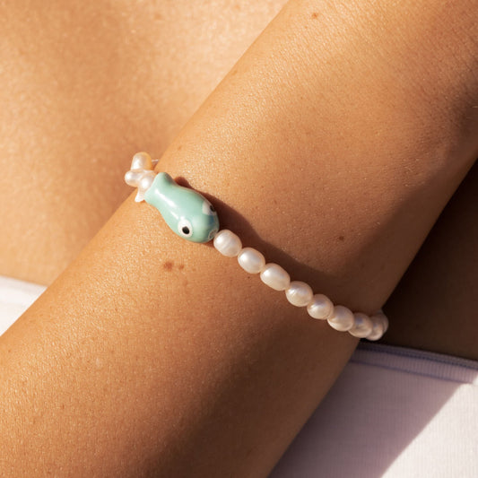Damen Armband Gold mit Fischanhänger und Süßwasserperlen verstellbar wasserfest hypoallergen