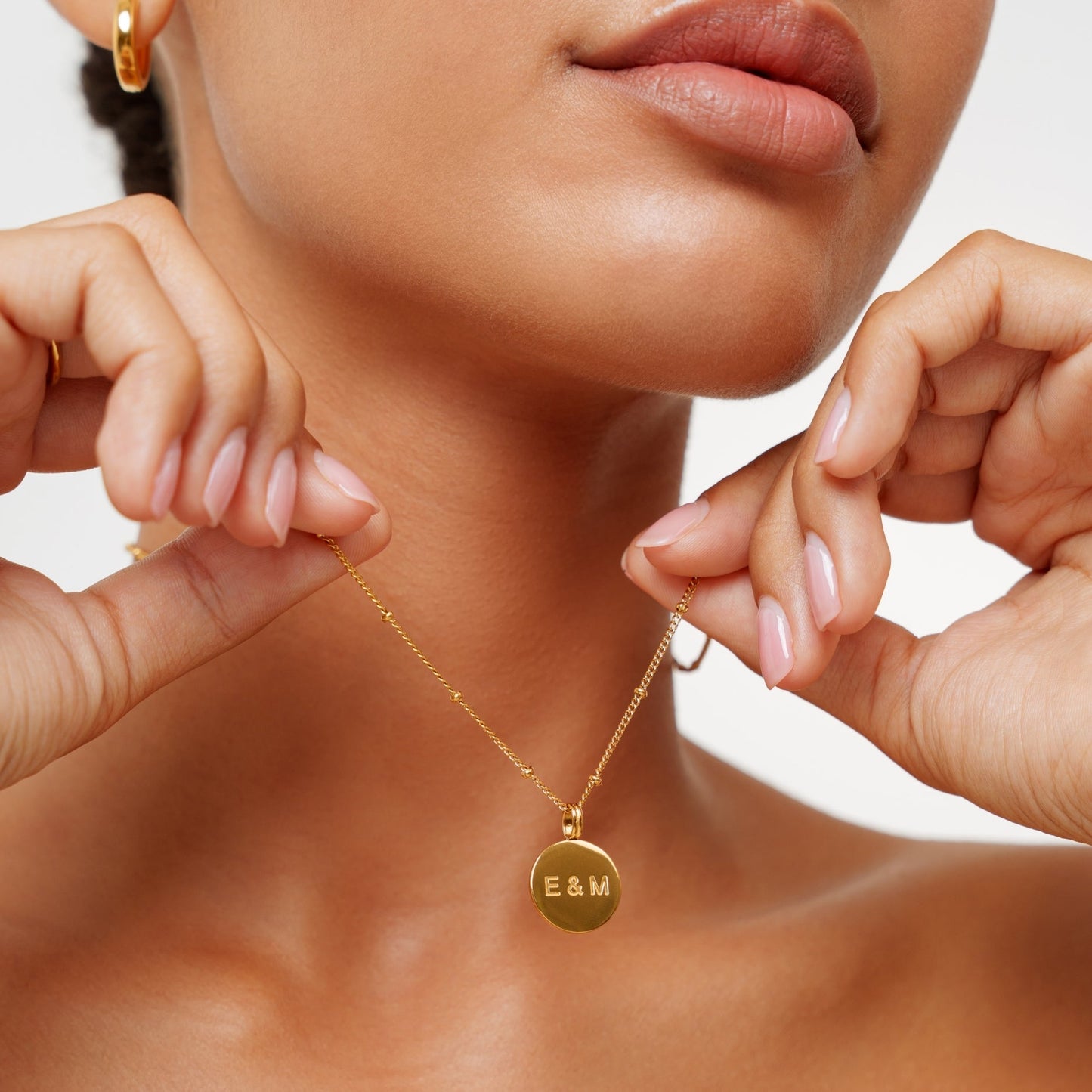 Damen Halskette Gold personalisiert mit Gravur, zarter Medaillon-Anhänger