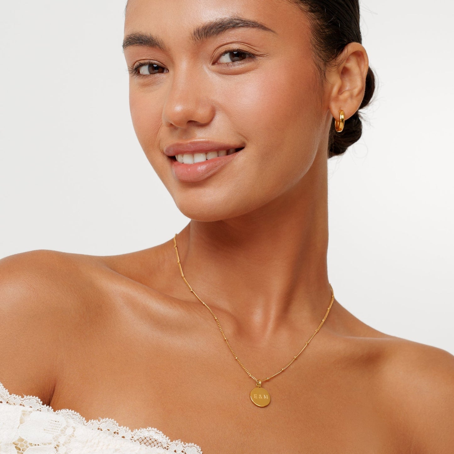 Damen Halskette Gold personalisiert mit Gravur, zarter Medaillon-Anhänger
