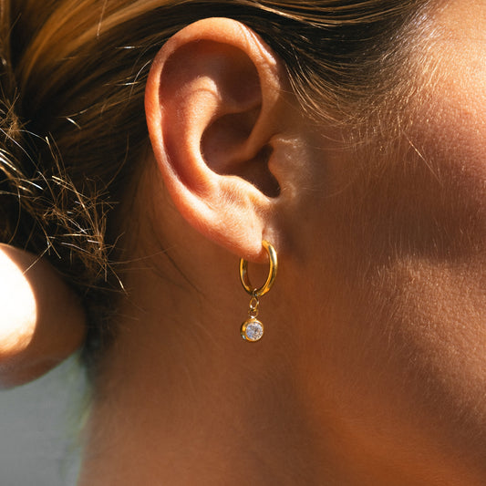 Damen Huggie Creolen Gold Geburtsstein Anhänger Zirkonia wasserdicht hypoallergen