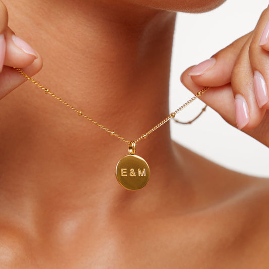 Damen Halskette Gold personalisiert mit Gravur, zarter Medaillon-Anhänger