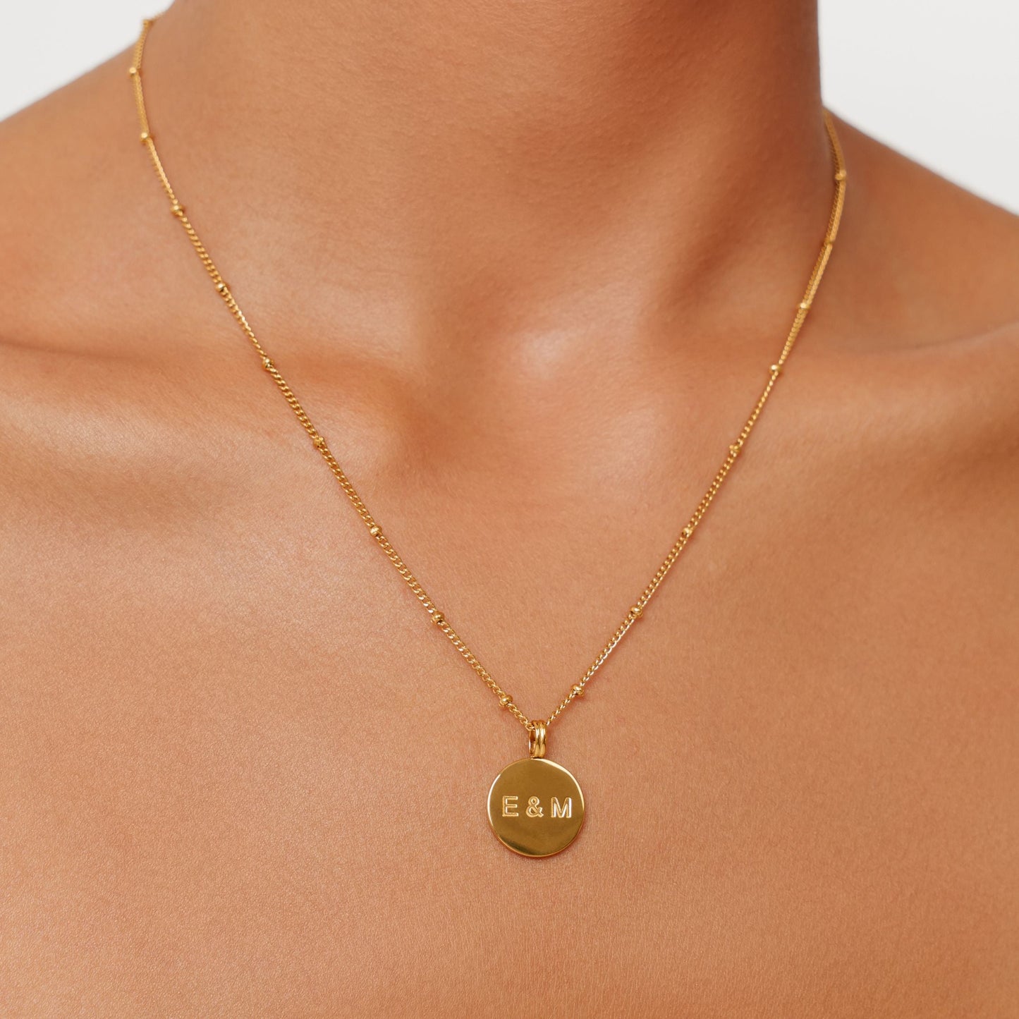 Damen Halskette Gold personalisiert mit Gravur, zarter Medaillon-Anhänger