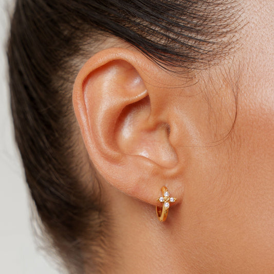 Damen Huggie Creolen Gold mit Blumen Anhänger und Zirkon wasserfest hypoallergen