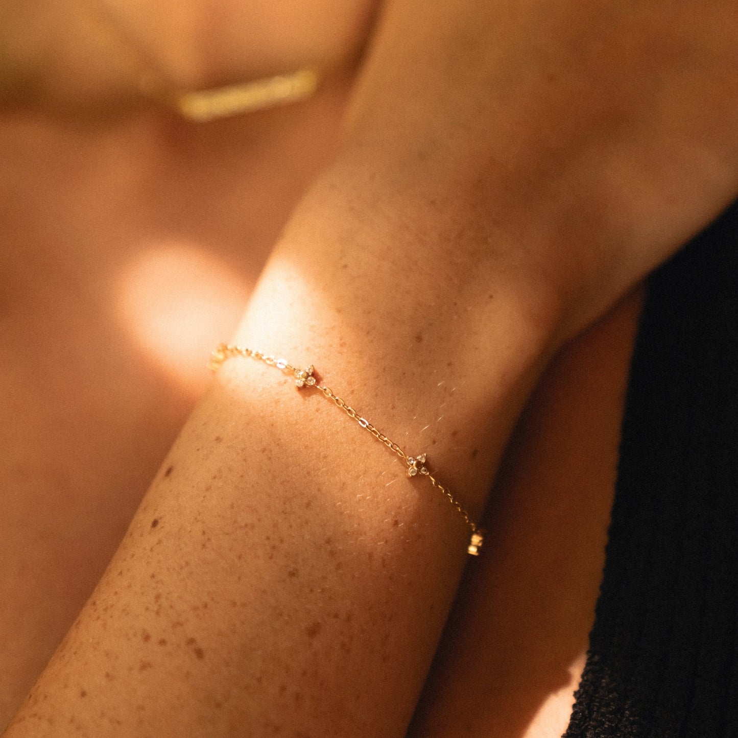 Damen Armband Gold mit Kleeblatt Anhänger und weißem Zirkon wasserfest hypoallergen