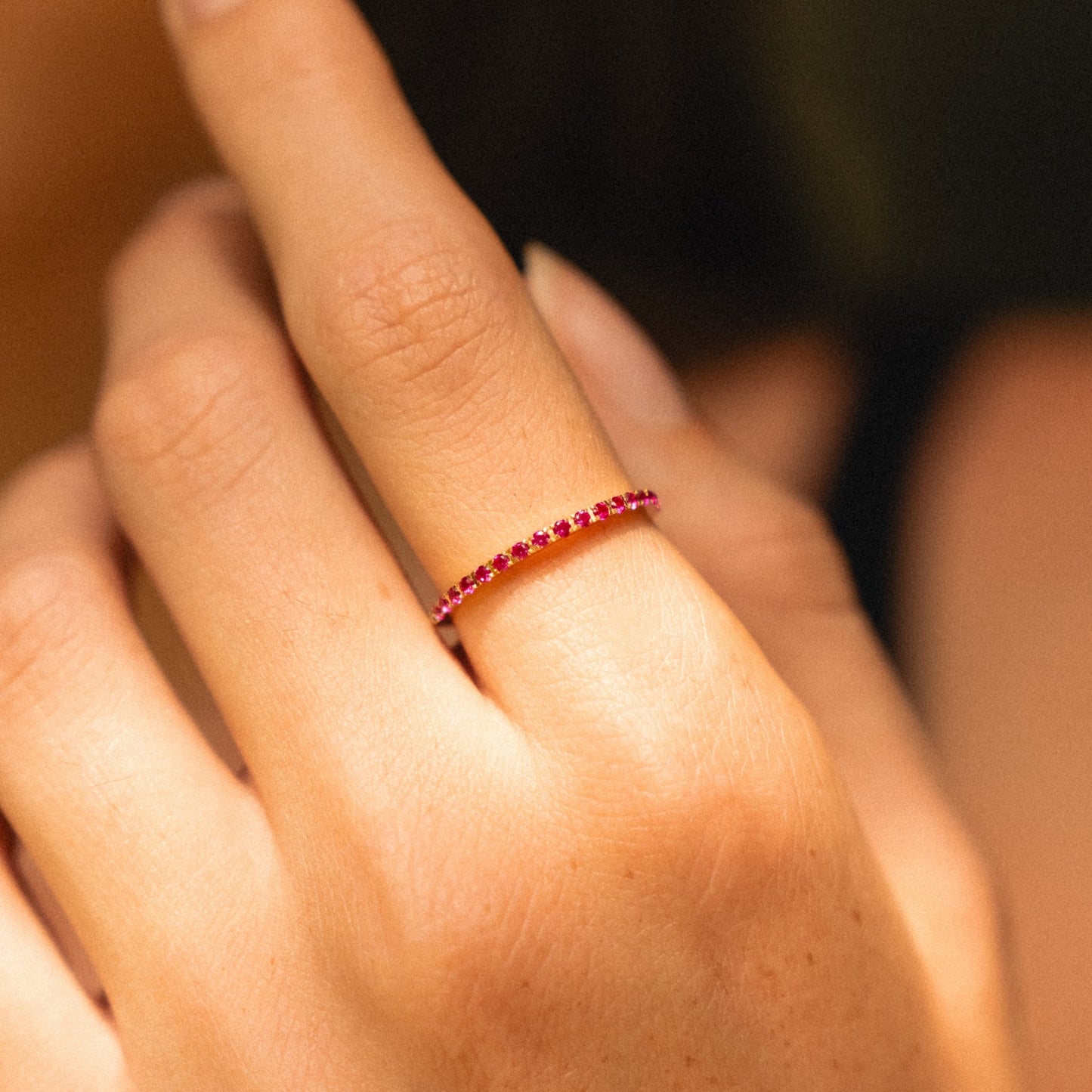 Damen Ring Bordeaux schmal mit ruby-farbenem Zirkon, wasserdicht