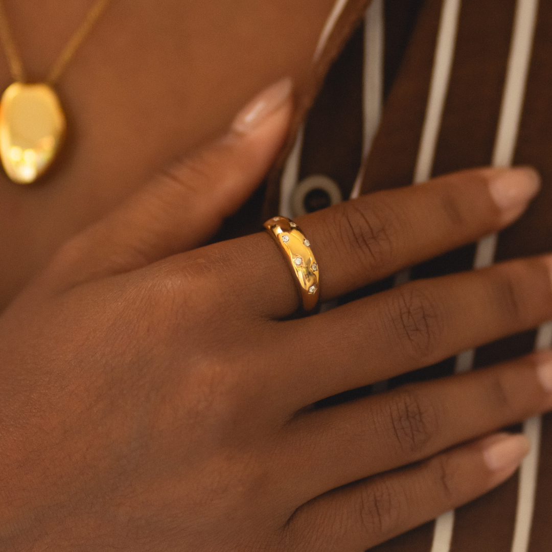 Ring Gold gewölbt mit weißen Stern-Gemsteinen wasserdicht