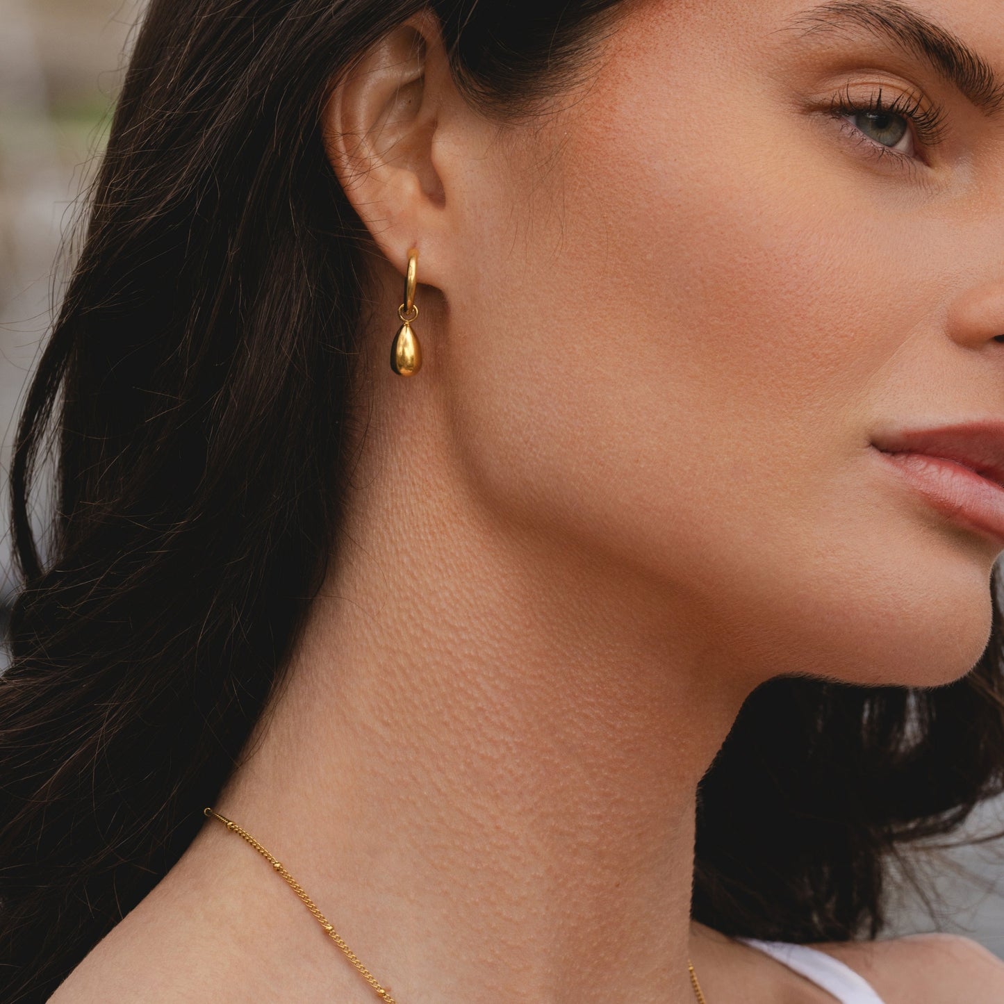 Damen Creolen Gold Tropfenform skulptural wasserdicht hypoallergen