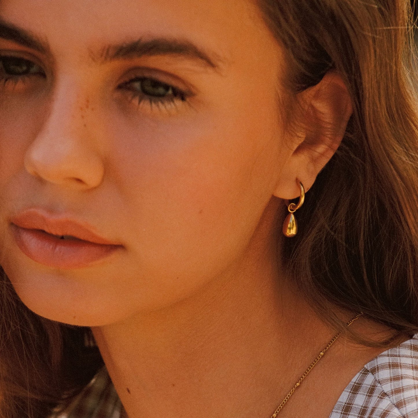 Damen Creolen Gold Tropfenform skulptural wasserdicht hypoallergen