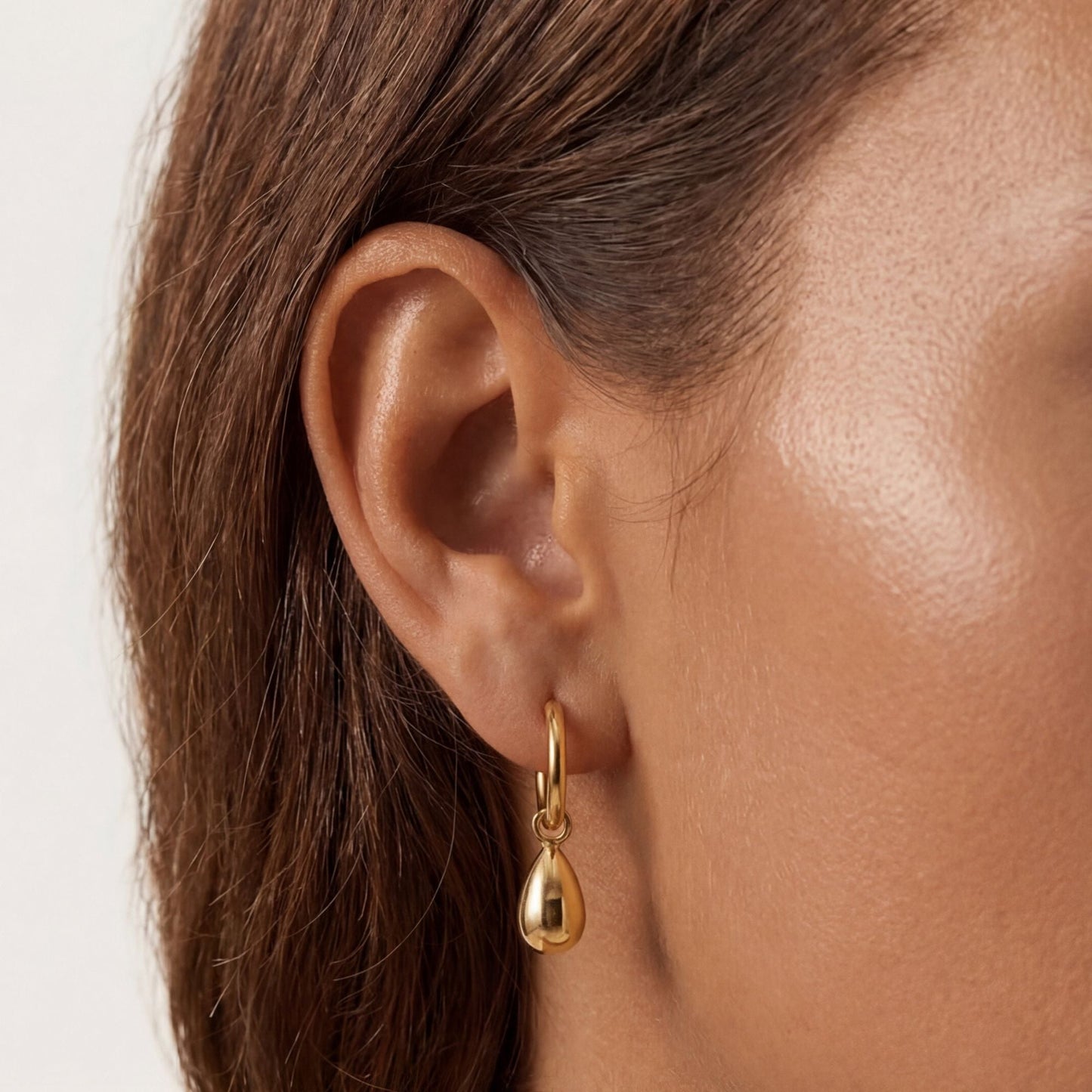 Damen Creolen Gold Tropfenform skulptural wasserdicht hypoallergen