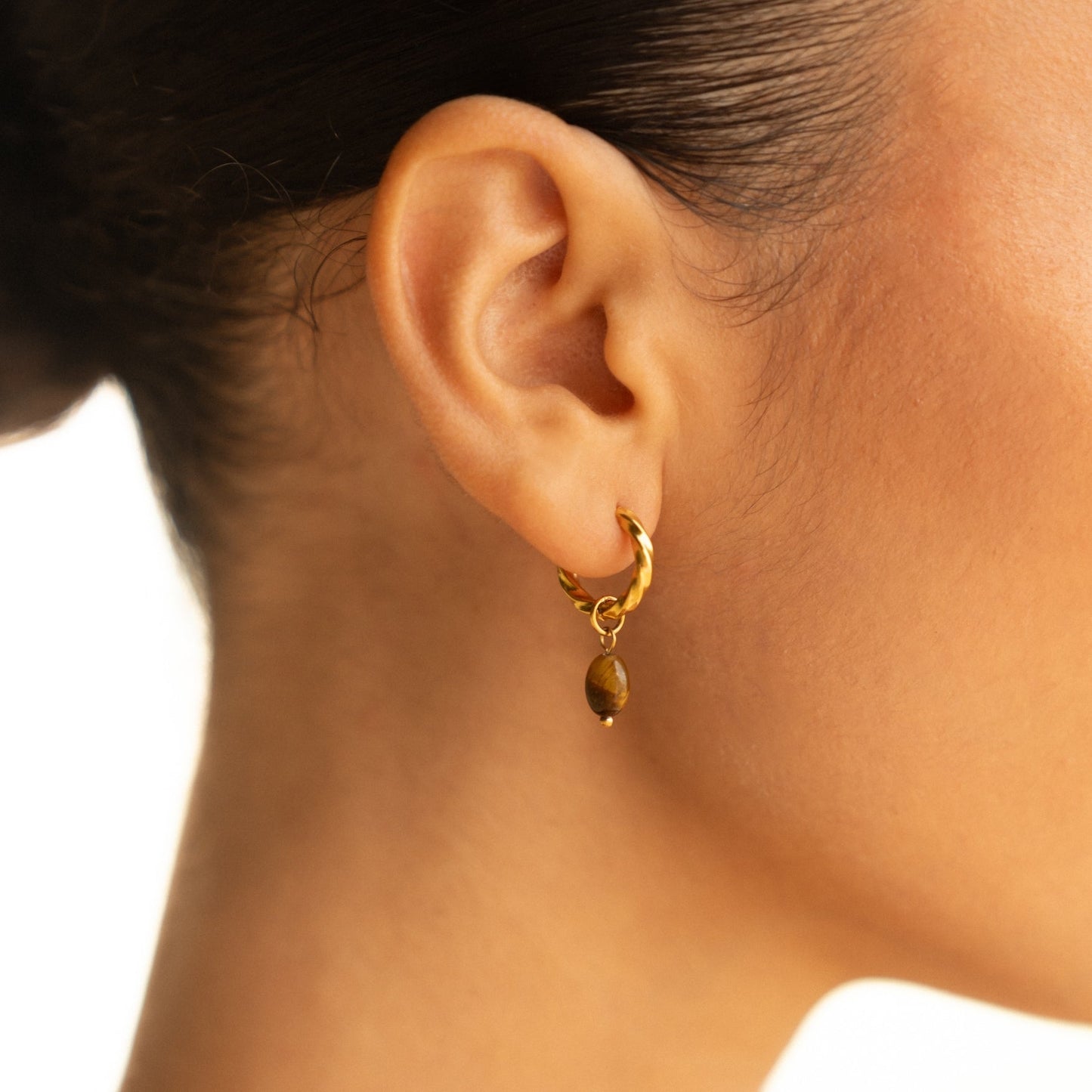 Damen Huggie Creolen Gold mit Tigerauge Anhänger wasserfest hypoallergen Edelstahl