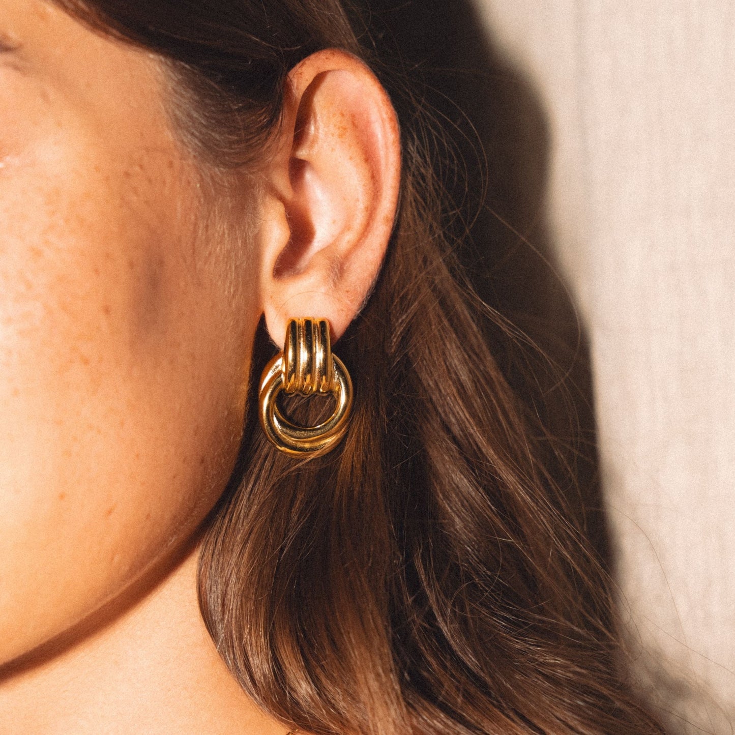Damen Creolen Gold chunky skulptural wasserdicht hypoallergen