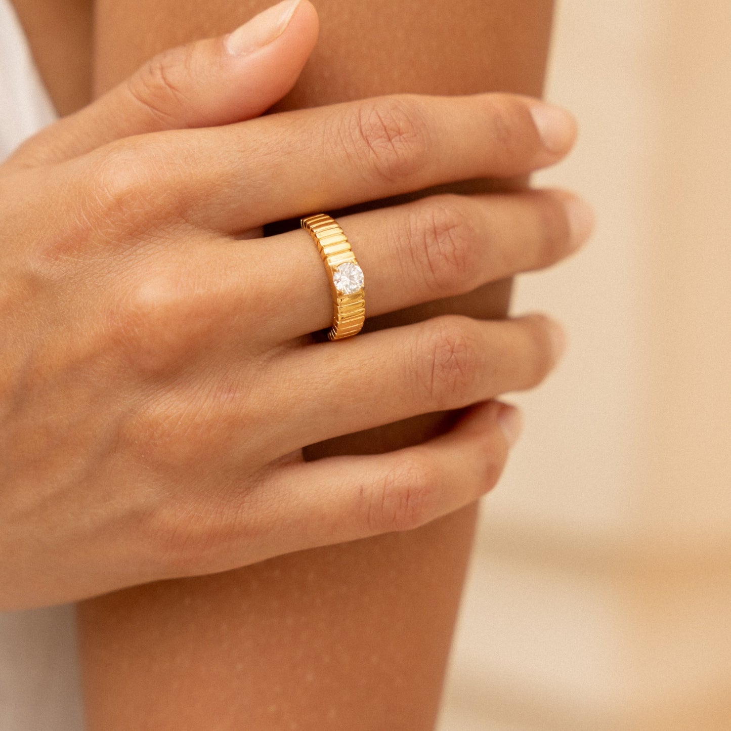 Damen Statement Ring Gold mit weißem Zirkon, breiter Edelstahl Ring 5 mm, wasserfest, hypoallergen