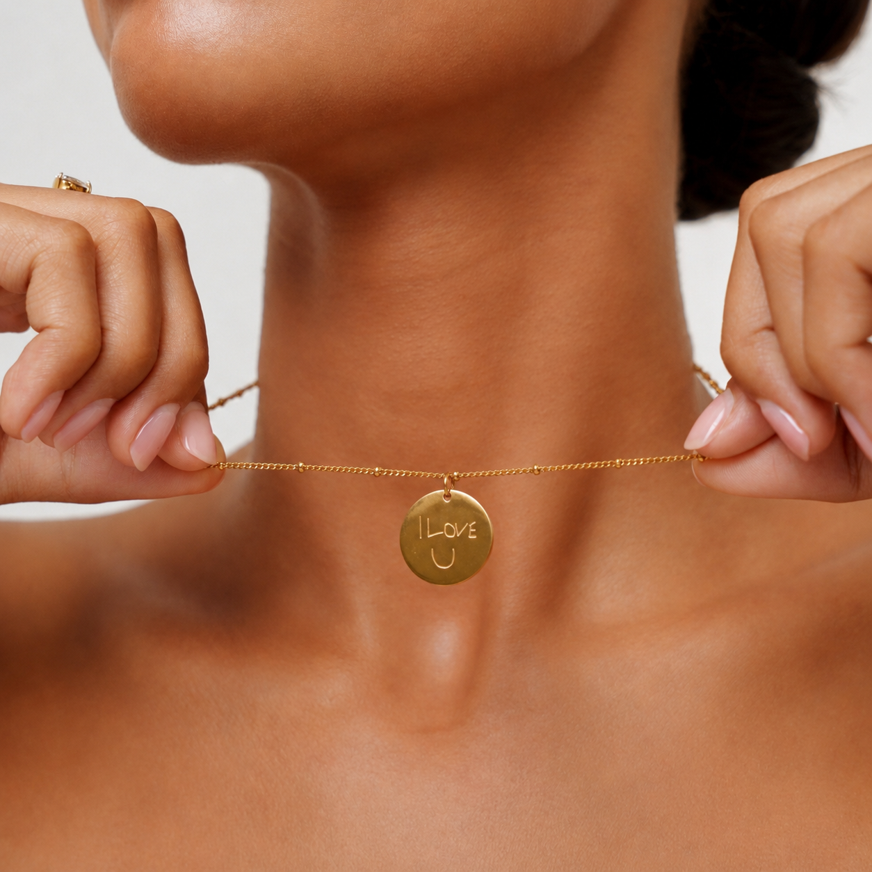 Damen Halskette Gold personalisiert mit Handschrift Gravur, runder Anhänger