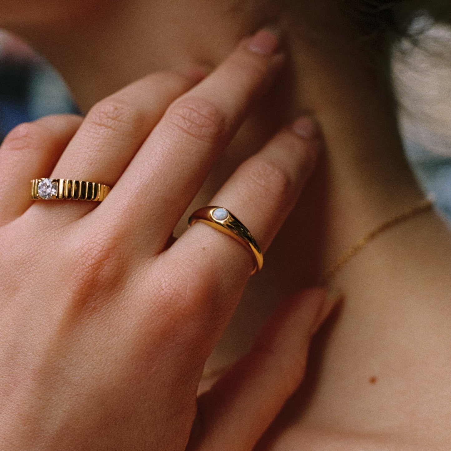 Opal Ring Gold wasserfest mit 5 mm Band und zentriertem Stein
