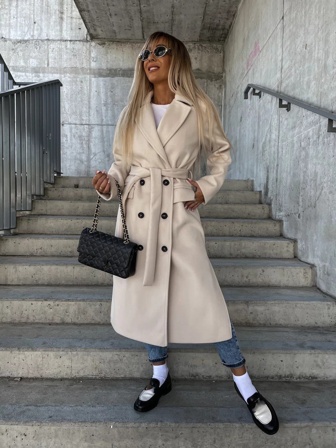 Eleganter und zeitloser langer Wollmantel