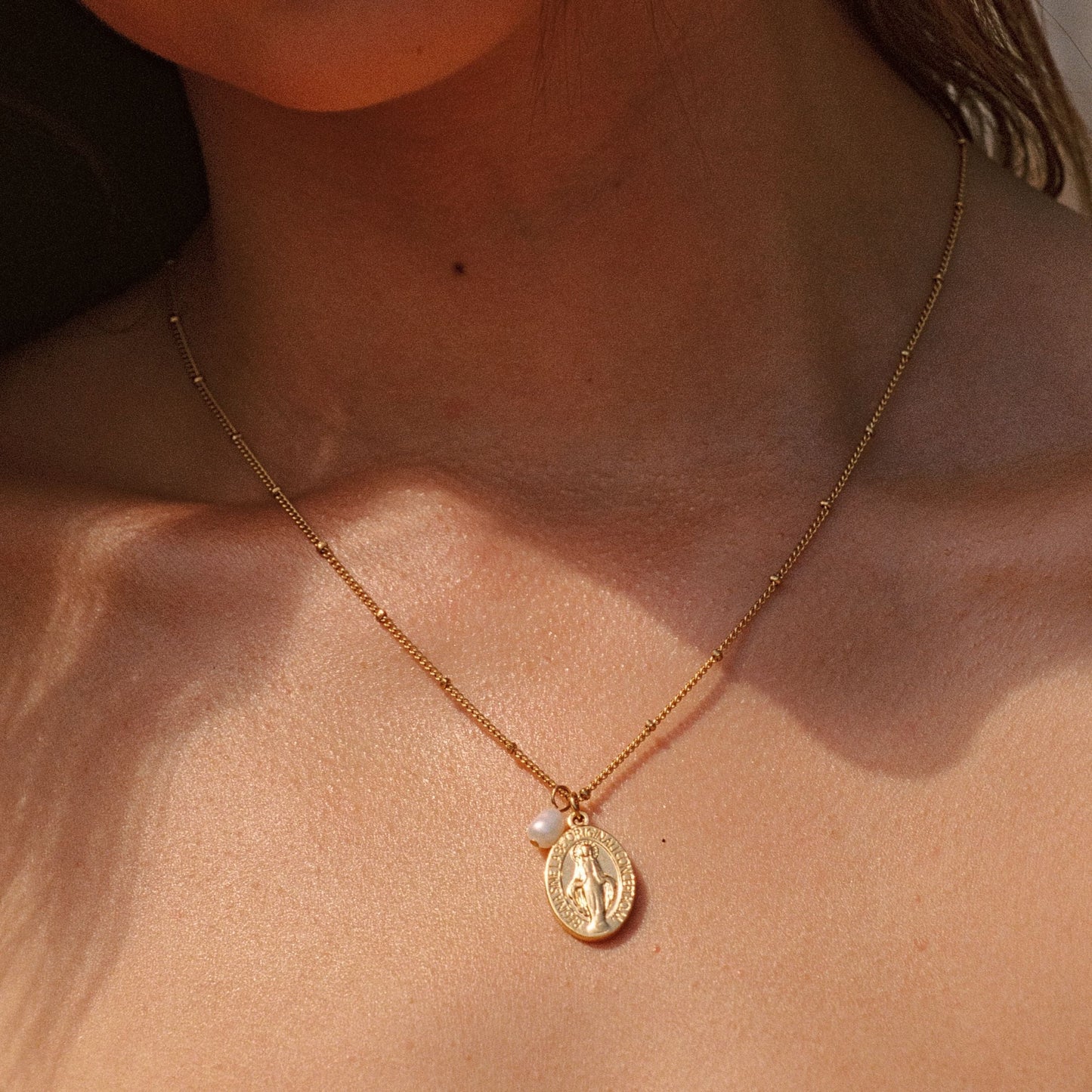 Damen Kreuz Halskette Gold mit Süßwasserperle wasserfest Beaded Chain