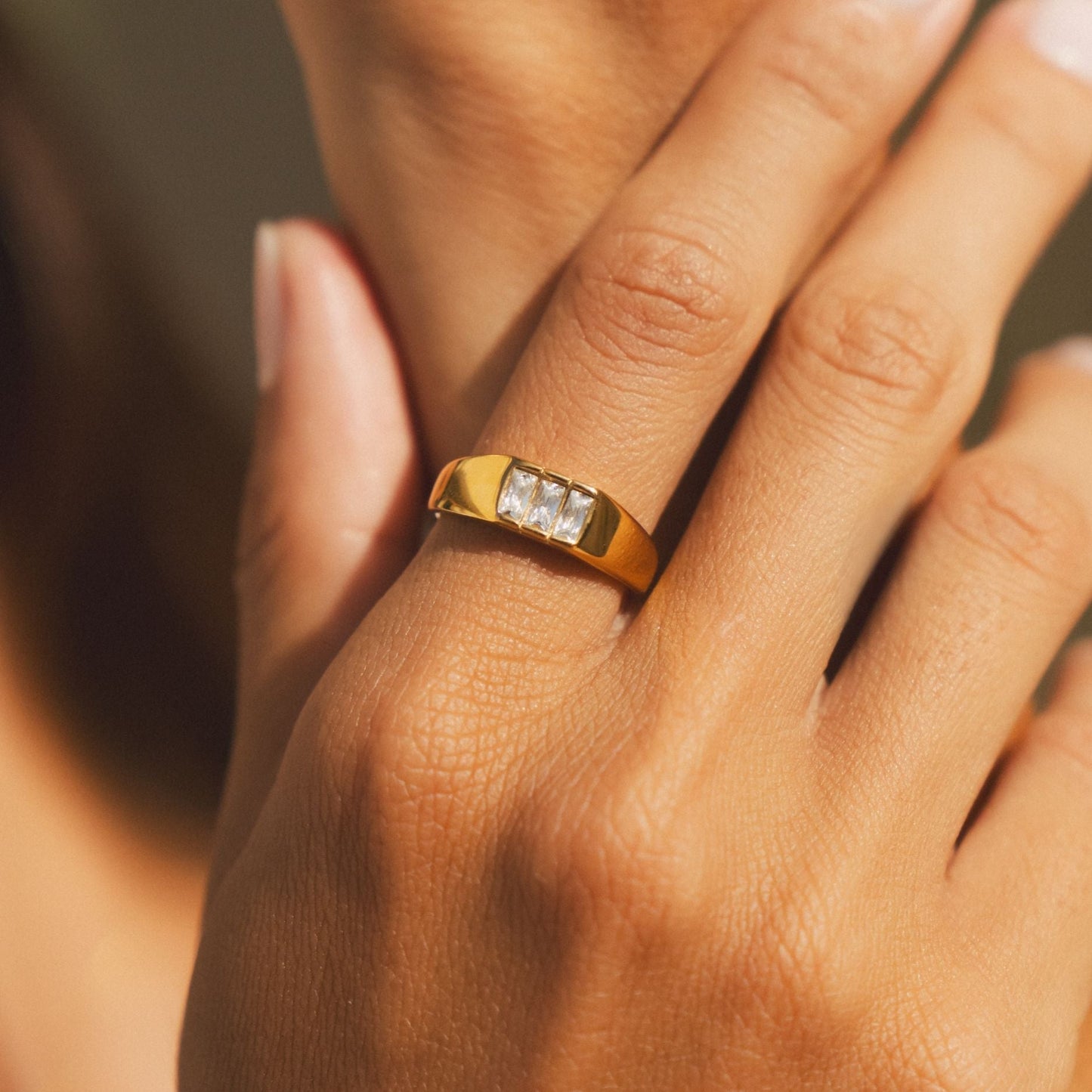 Damen Signet Ring Gold mit weißen Baguette-Steinen, wasserdicht und hypoallergen