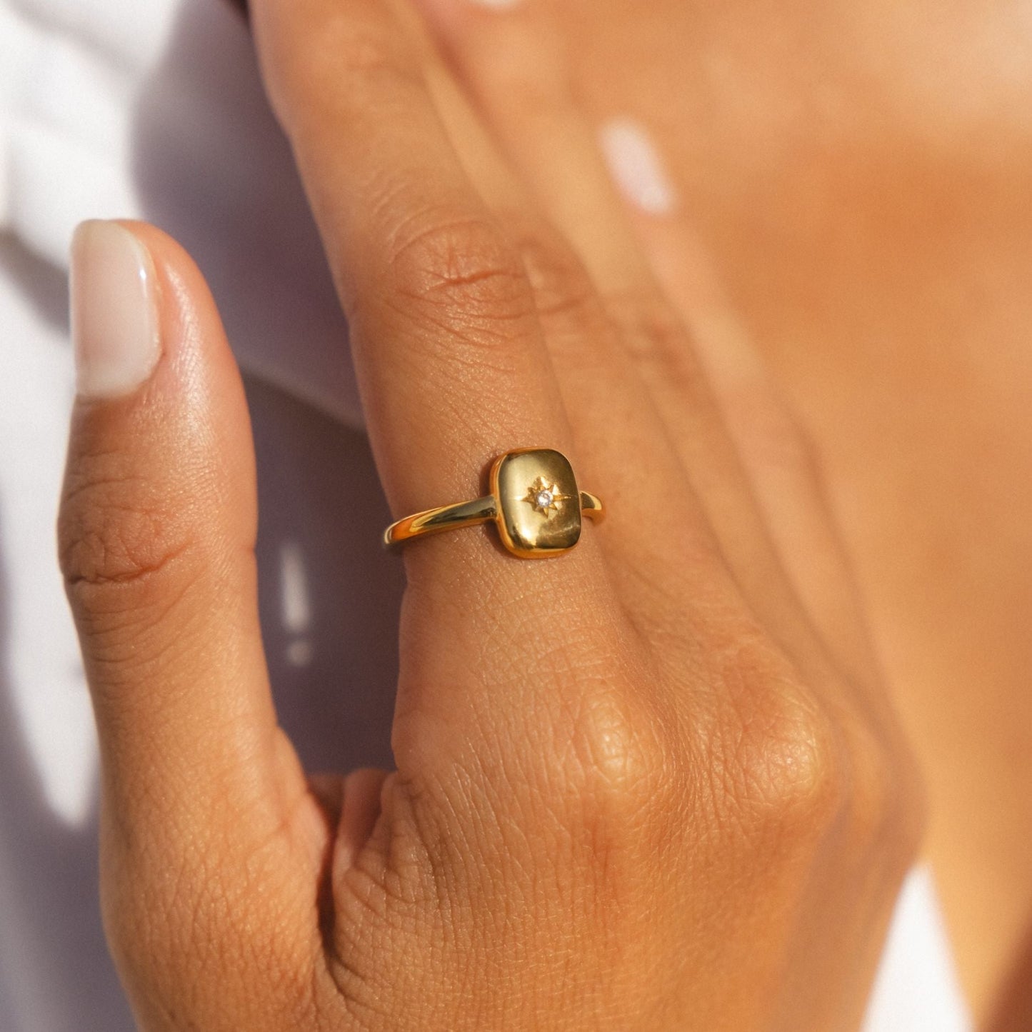 Damen Ring Gold Sternenmotiv weißer Schmuckstein wasserfest