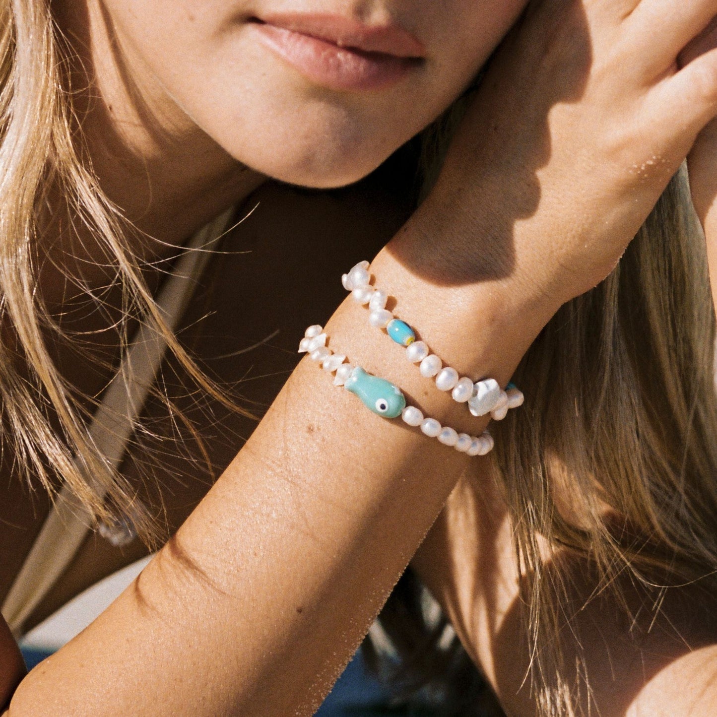 Damen Armband Gold mit Fischanhänger und Süßwasserperlen verstellbar wasserfest hypoallergen