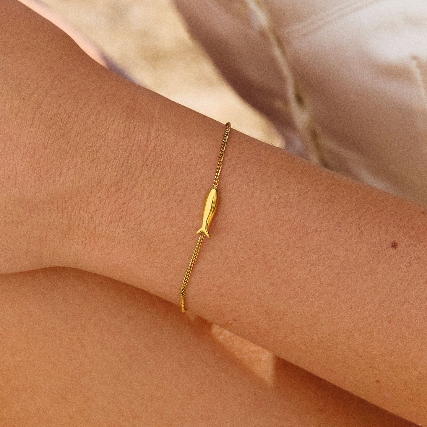 Damen Armband Gold mit Fischanhänger verstellbar wasserfest hypoallergen Edelstahl