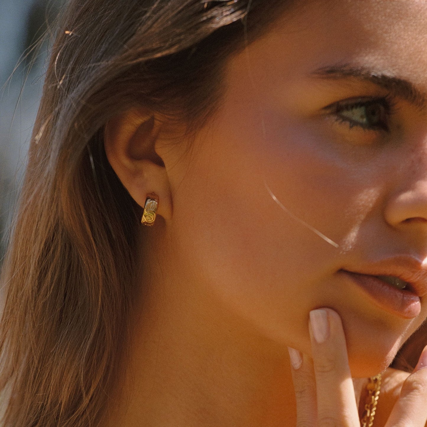 Damen Creolen Gold halb offen floral wasserdicht hypoallergen