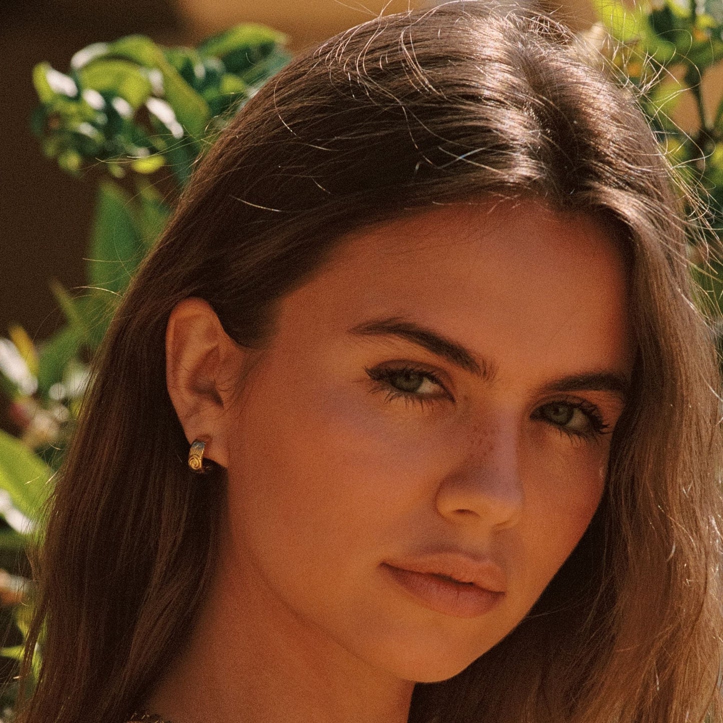 Damen Creolen Gold halb offen floral wasserdicht hypoallergen