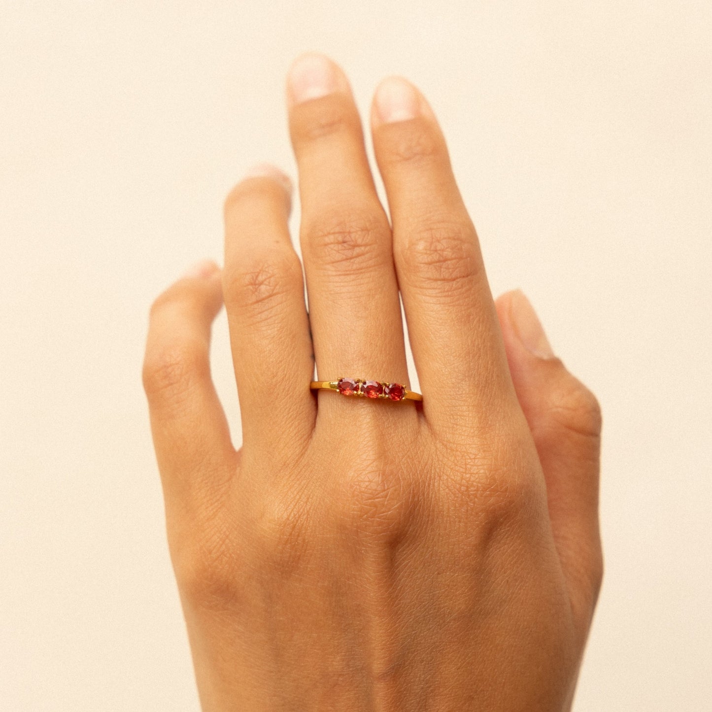 Damen Ring goldfarben mit granatroten Zirkonen, schmal, wasserfest