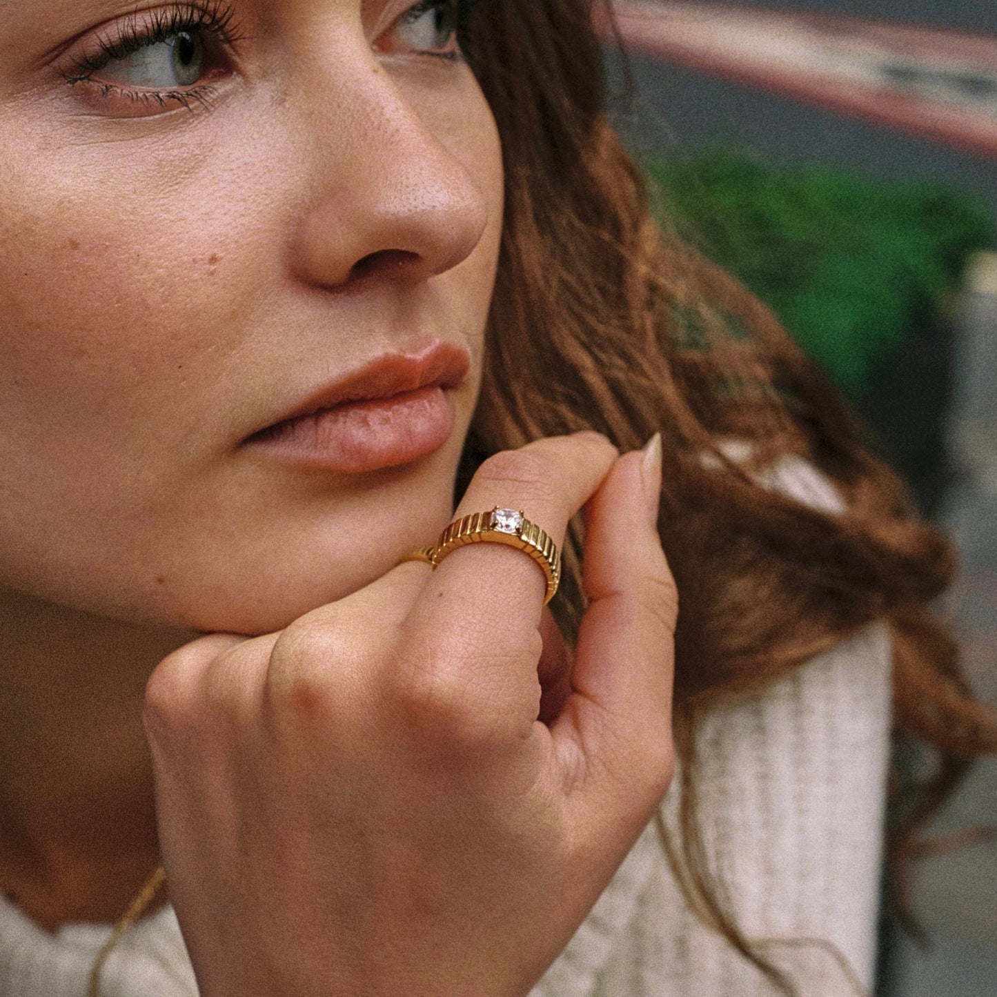 Damen Statement Ring Gold mit weißem Zirkon, breiter Edelstahl Ring 5 mm, wasserfest, hypoallergen