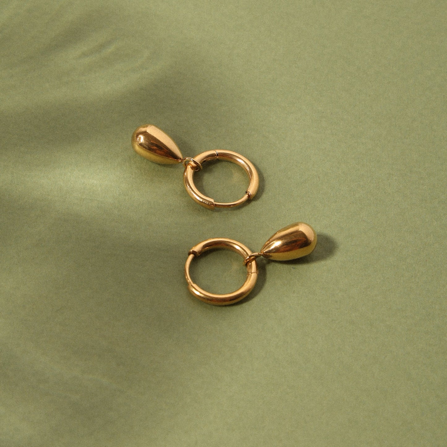 Damen Creolen Gold Tropfenform skulptural wasserdicht hypoallergen