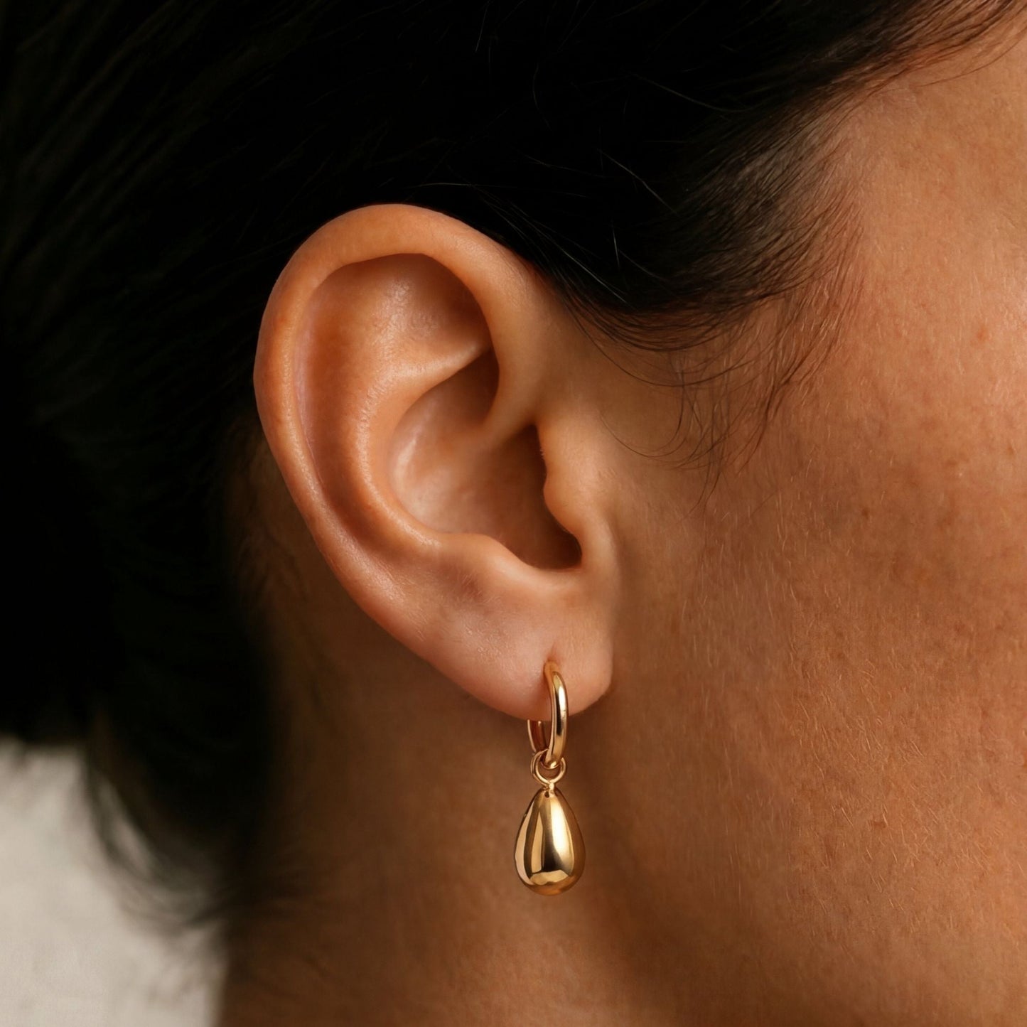 Damen Creolen Gold Tropfenform skulptural wasserdicht hypoallergen