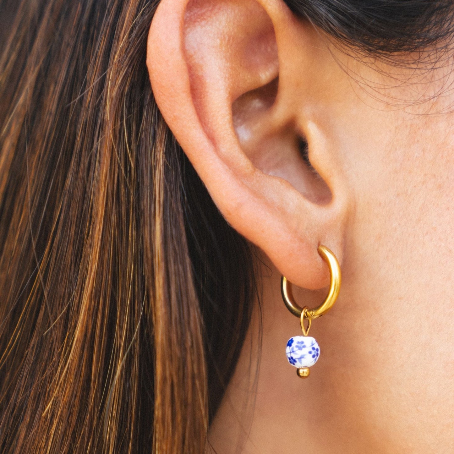 Damen Creolen Gold floral Blumenanhänger wasserdicht hypoallergen