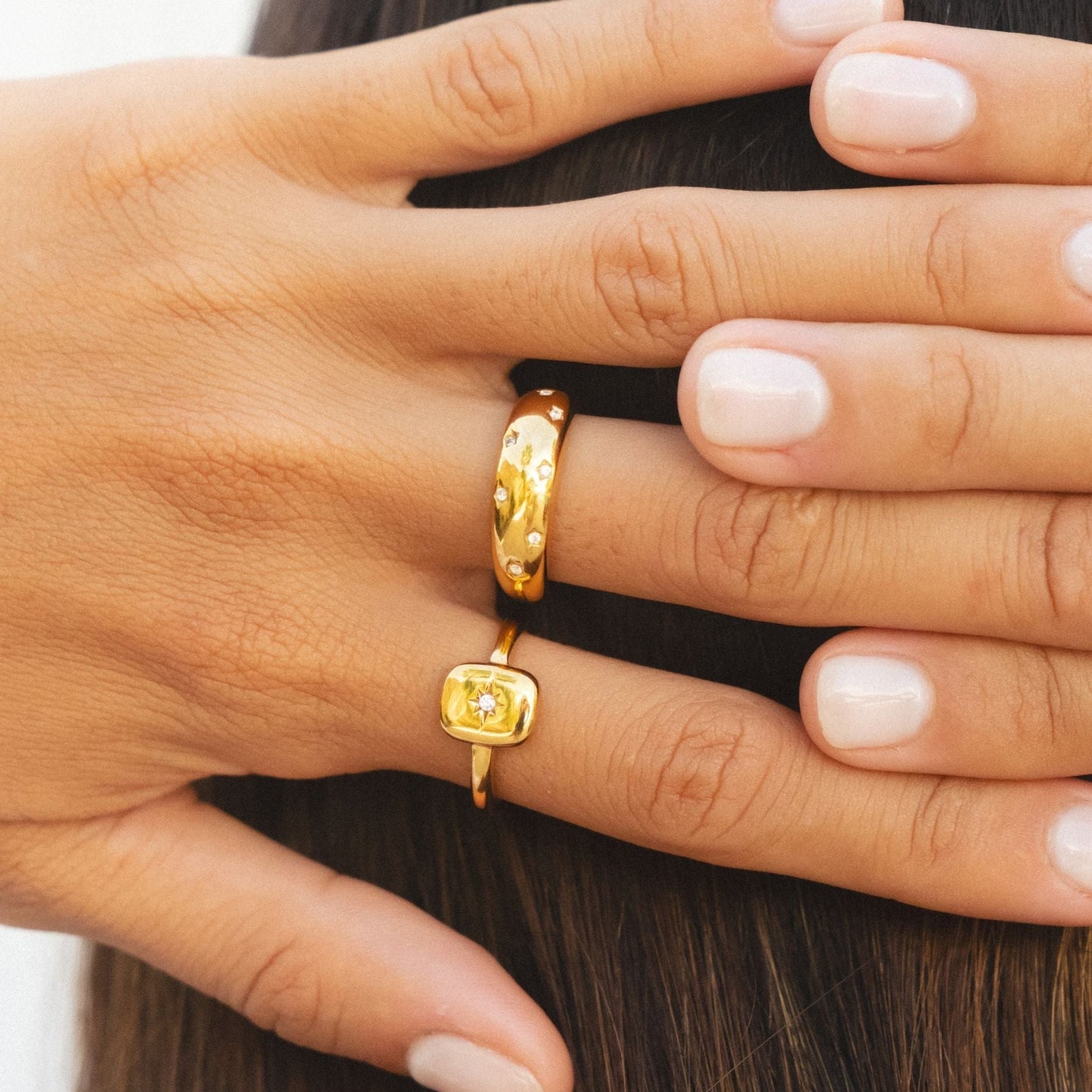 Ring Gold gewölbt mit weißen Stern-Gemsteinen wasserdicht