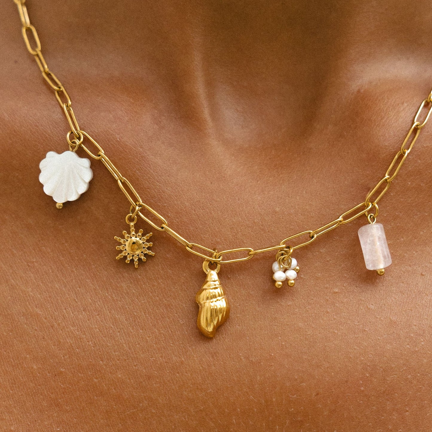 Damen Charm Halskette Gold mit Muschel Sonne Süßwasserperlen und Naturstein