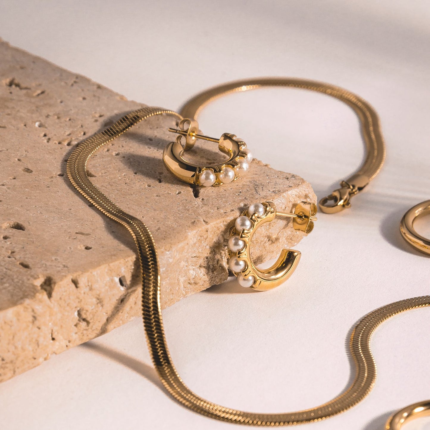 Damen Huggie Creolen gold Perlmutt Edelstahl wasserfest