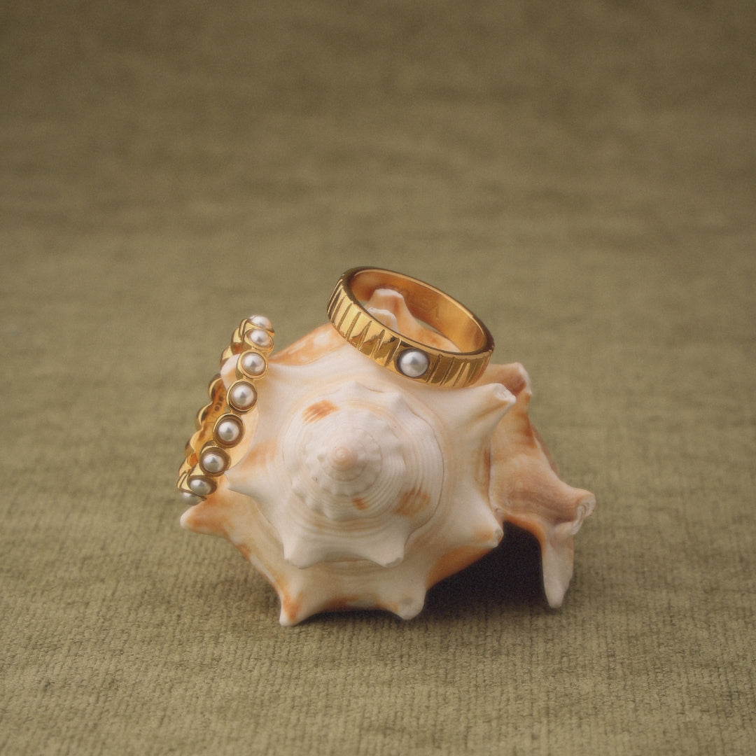 Damen Ring Gold mit Muschelperle, gerilltes Design, wasserfest, hypoallergen
