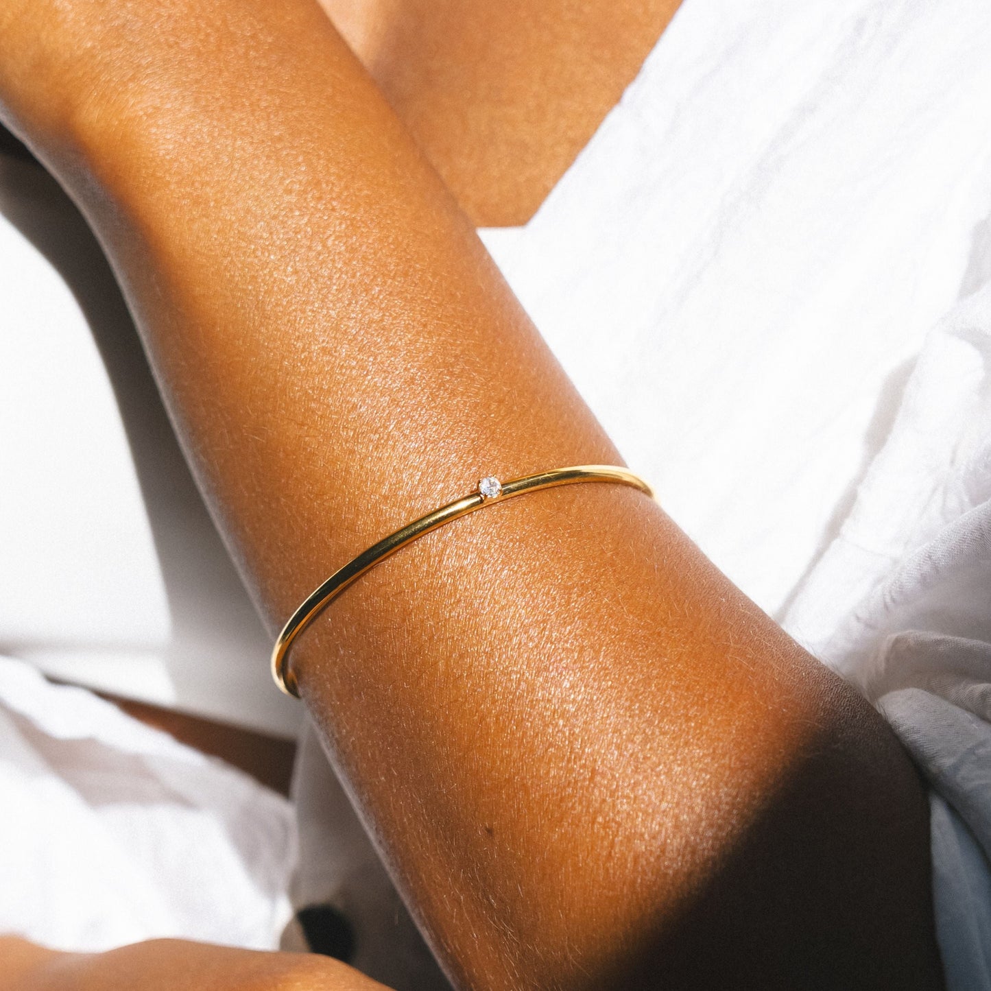 Damen Armreif Gold mit weißem Zirkon verstellbar wasserfest hypoallergen Edelstahl