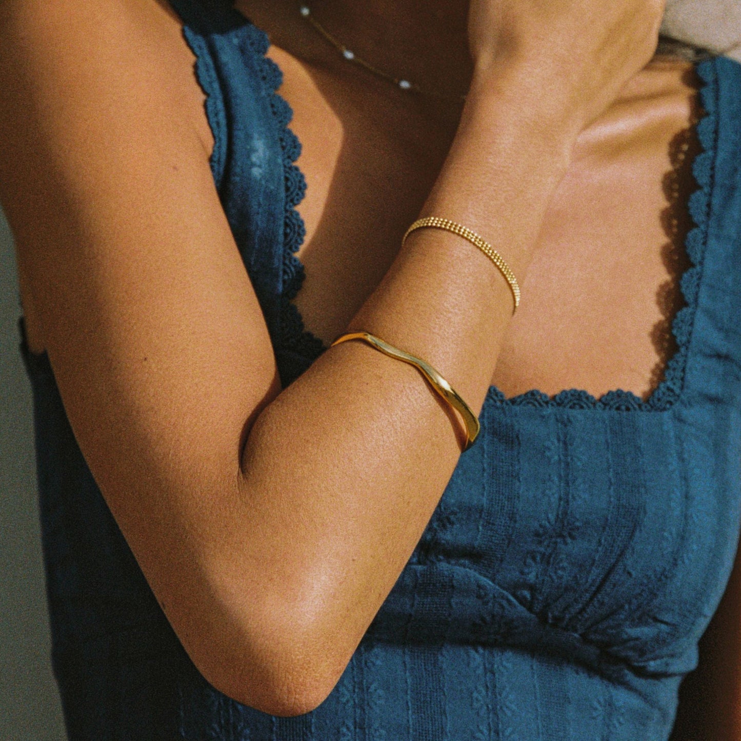 Damen Armreif Gold Wellen-Design wasserfest hypoallergen Edelstahl offen