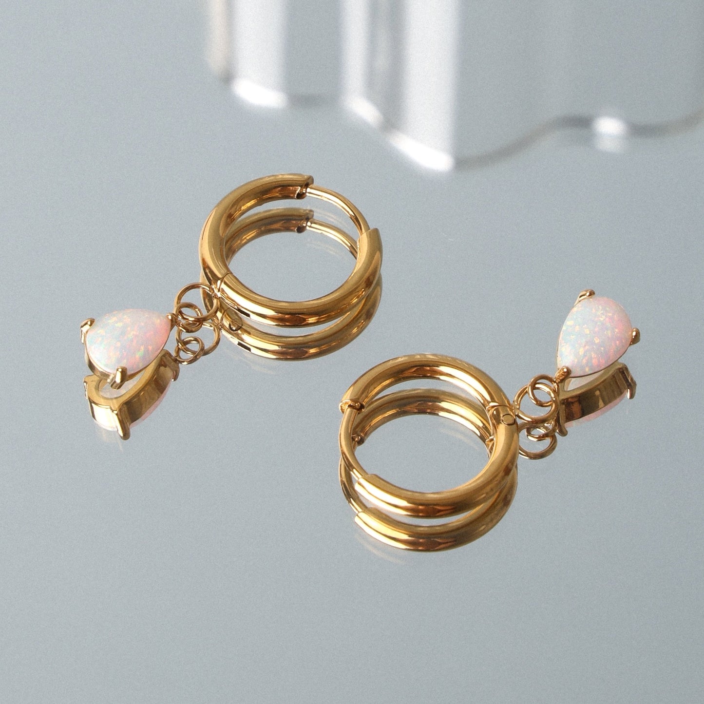 Damen Huggie Creolen Gold Opal Tropfenanhänger wasserdicht hypoallergen