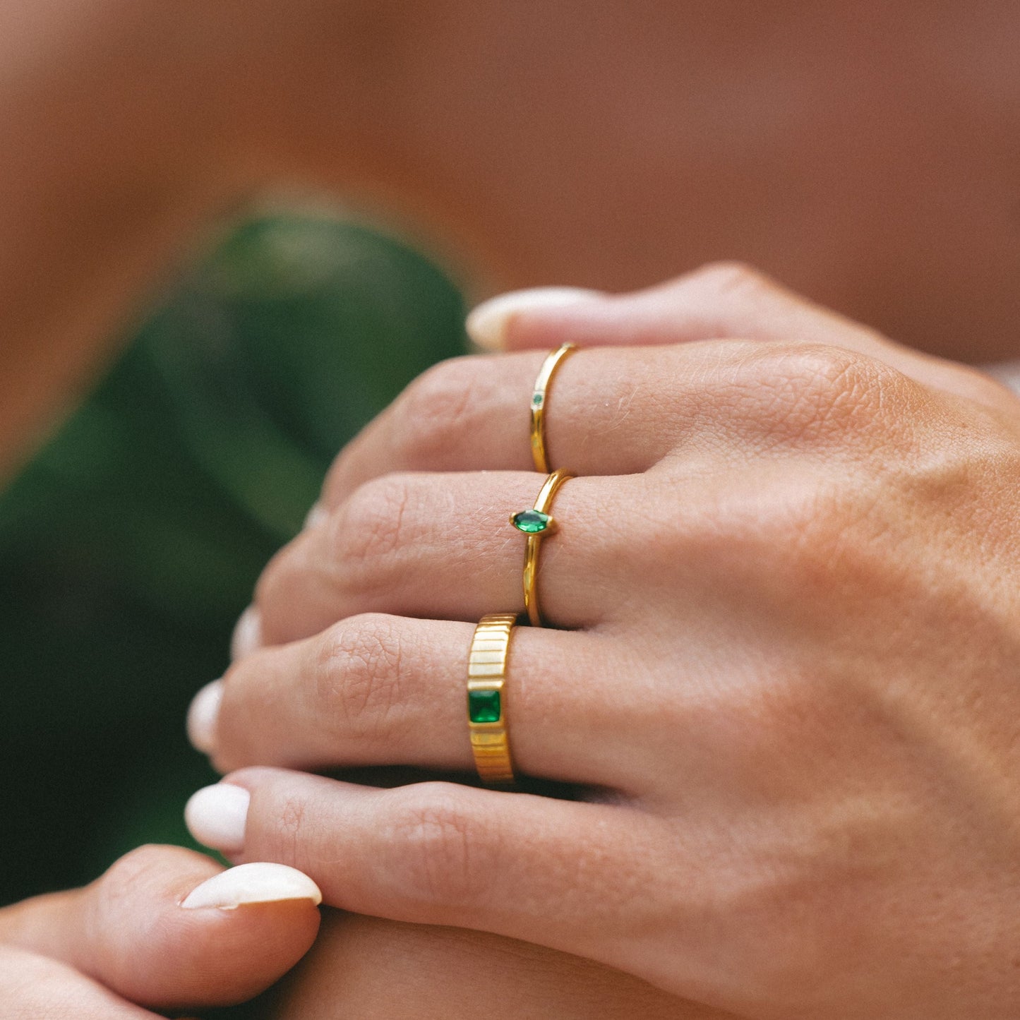 Damen Ring Gold Grün mit Zirkonia Stein, schmaler Edelstahlring wasserdicht