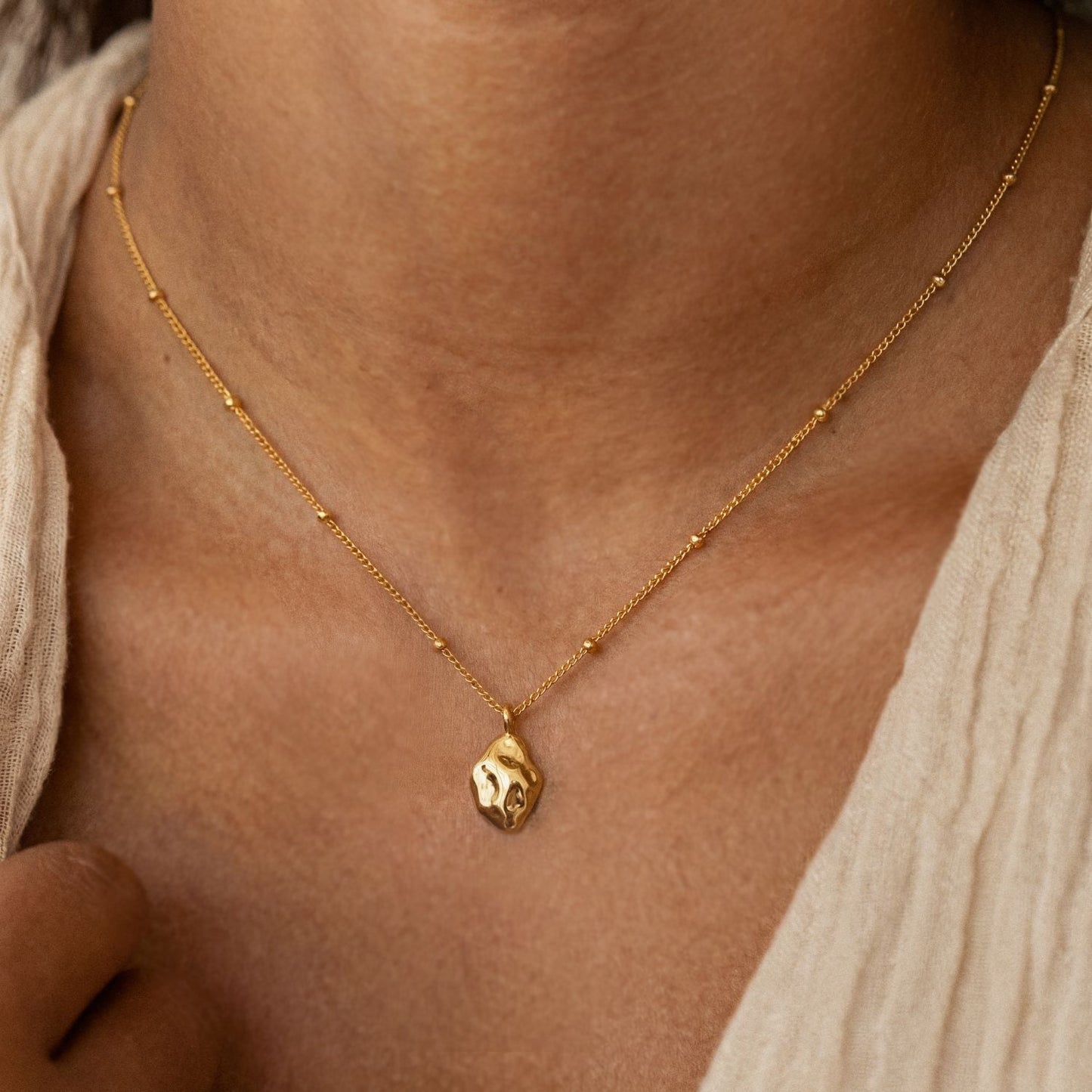 Damen Gold Halskette wasserfest mit Nugget Anhänger Beaded Chain