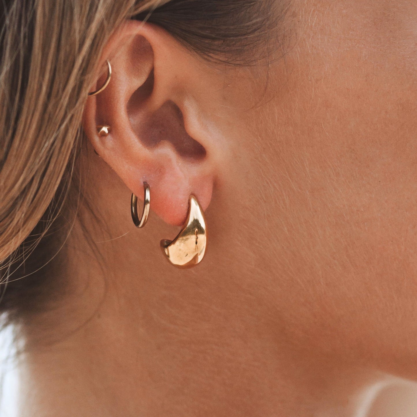 Damen Creolen Gold Tropfenform wasserdicht hypoallergen elegant