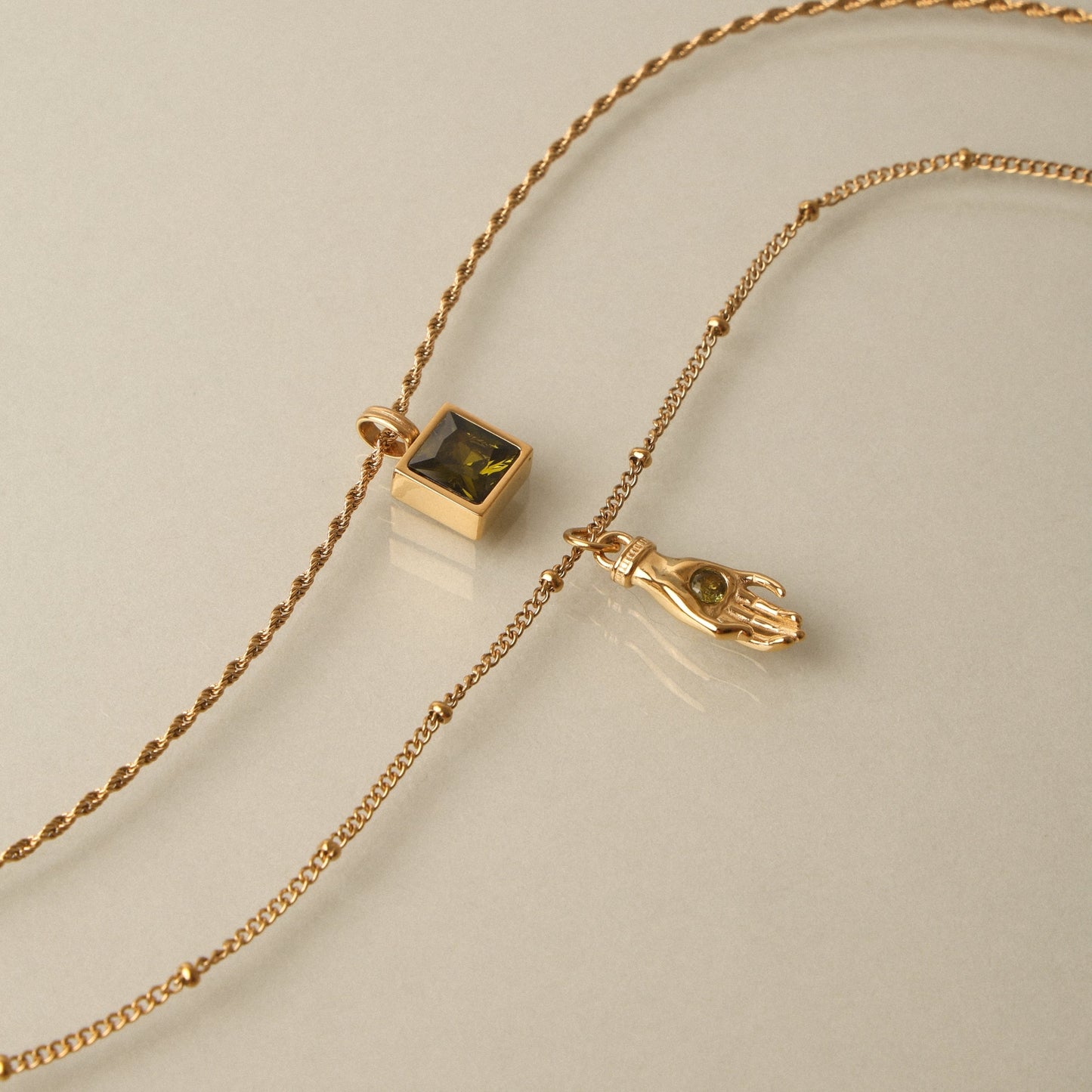Damen Schutz Hand Halskette Gold mit grünem Zirkon wasserfest