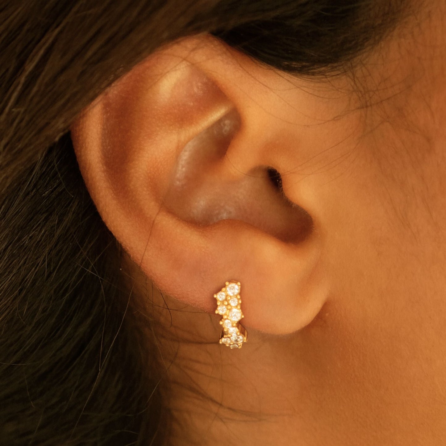 Damen Huggie Creolen Gold Zirkonia wasserdicht hypoallergen kompakt