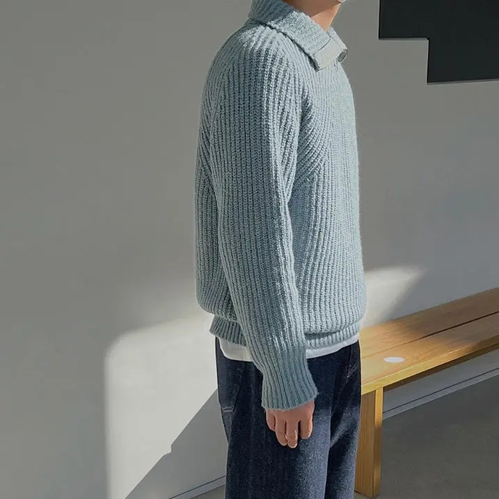 Azurblauer Pullover mit Viertel-Reissverschluss