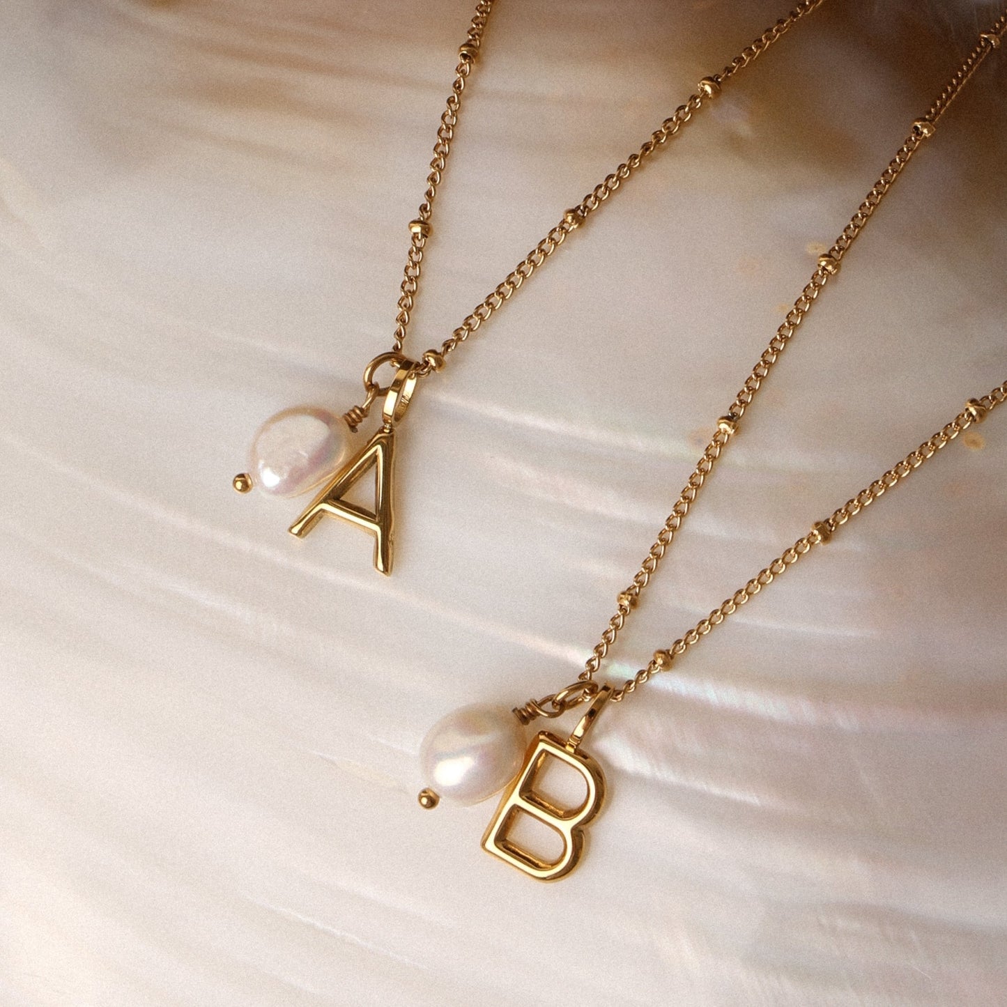 Damen Halskette Gold mit Barockperle Initial Anhänger wasserfest