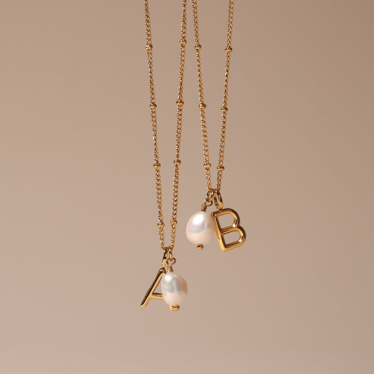 Damen Halskette Gold mit Barockperle Initial Anhänger wasserfest