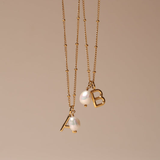 Damen Halskette Gold mit Barockperle Initial Anhänger wasserfest