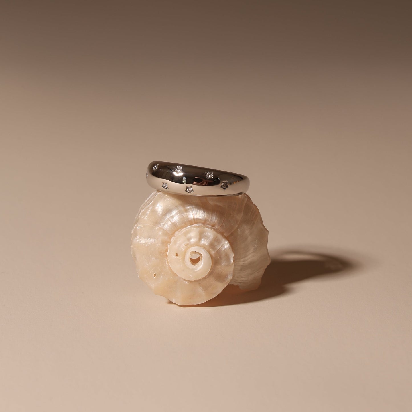 Ring Gold gewölbt mit weißen Stern-Gemsteinen wasserdicht